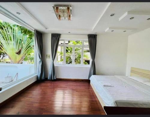 เตียงในห้องที่ Benzen Villas Nha Trang