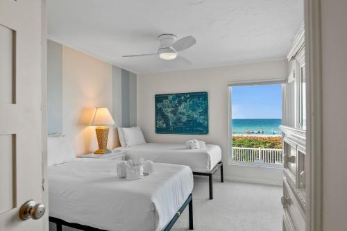 Giường trong phòng chung tại Seaside Beach House 105