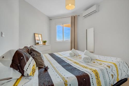 トレモリノスにあるSanta Amalia 44 by IVI Real Estateのベッドルーム1室(掛け布団付きのベッド1台付)