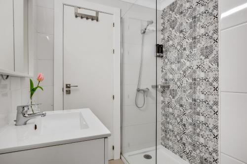 トレモリノスにあるSanta Amalia 44 by IVI Real Estateの白いバスルーム(シャワー、シンク付)