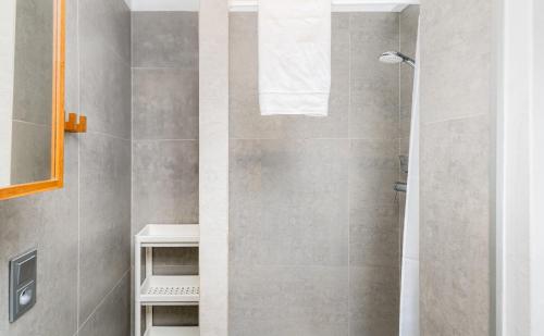 een badkamer met een douche en een glazen deur bij Wawel Standard Apartment in Krakau