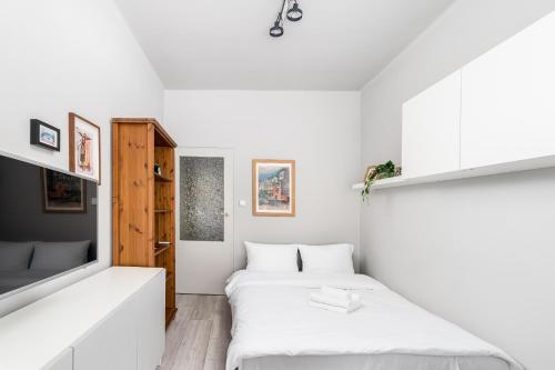 En eller flere senge i et værelse på Wawel Standard Apartment