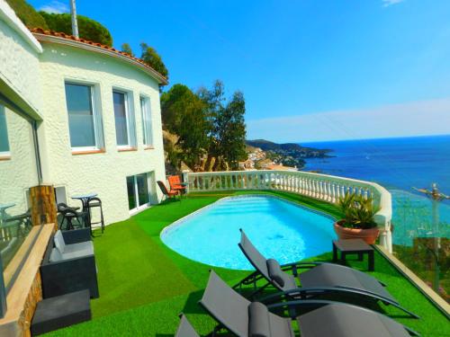 Cette villa dispose d'une piscine et offre une vue sur l'océan. dans l'établissement GMID IMMO A228 Casa Unica, à Roses
