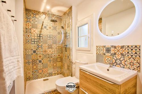 une salle de bain avec un lavabo, des toilettes et un miroir dans l'établissement La Casa Beka - Calm, Sweetness & Energy, à Caen