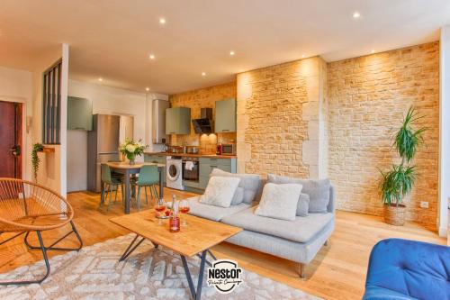 un salon avec un canapé et une table dans l'établissement La Casa Beka - Calm, Sweetness & Energy, à Caen