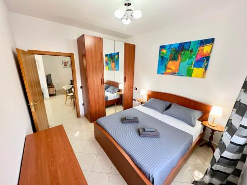 1 dormitorio con 1 cama grande y edredón azul en Apartment with roof terrace 901, en Golem