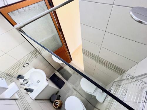 y baño con ducha, aseo y lavamanos. en Apartment with roof terrace 901, en Golem