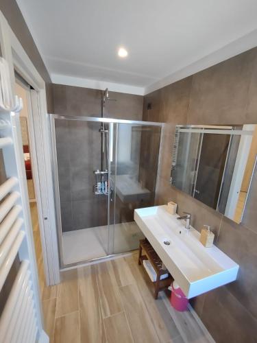 a bathroom with a sink and a shower at Le Colline Del Conero in Monte Gallo
