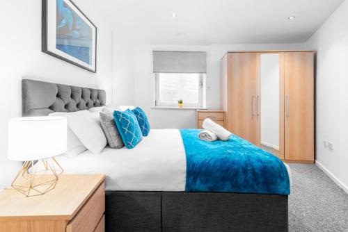 - une chambre avec un grand lit et une couverture bleue dans l'établissement City Centre Apartment 2 Bedroom Secure Parking 201M, à Birmingham