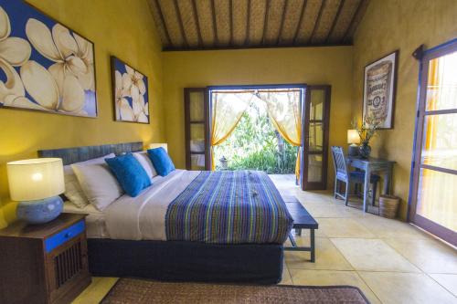 1 dormitorio con cama, mesa y ventana en Villa Jeruk I 2 Bedrooms Umalas Canggu, en Canggu