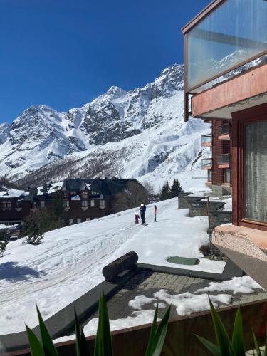 um alojamento de esqui com vista para uma montanha coberta de neve em Stella del Cervino, Ski In & Ski Out, with Garage - CIR 0464 em Breuil-Cervinia