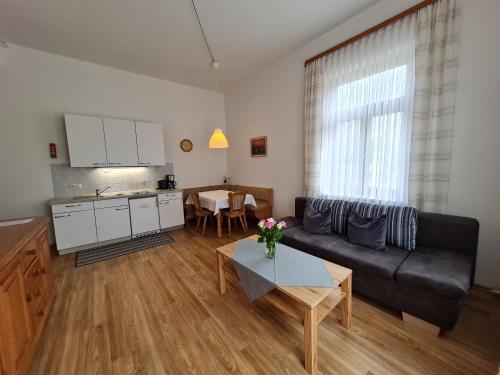 uma sala de estar com um sofá e uma mesa em Hotel Garni Steiermark em Bad Reichenhall
