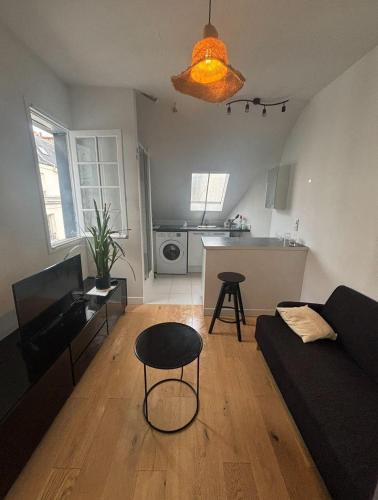 un salon avec un canapé et une table dans l'établissement Église de pontoise, à Pontoise