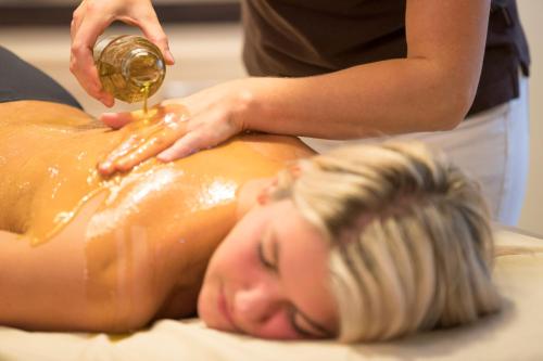 a woman getting a massage in a bath tub at Plattbodenschiff PANDION in Neuharlingersiel