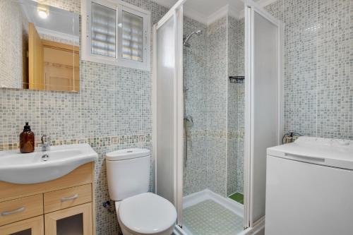 トレモリノスにあるVistamarina B208 by IVI Real Estateのバスルーム(シャワー、トイレ、シンク付)