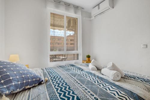 托雷莫利諾斯的住宿－Vistamarina B208 by IVI Real Estate，一间卧室设有一张床和一个窗口
