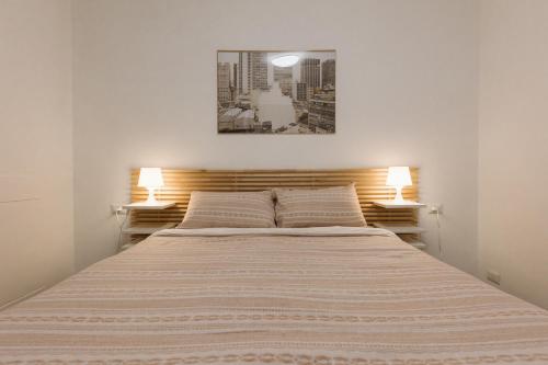 um quarto com uma cama grande e 2 candeeiros em Exphome em Novate Milanese