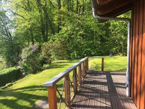 um alpendre de uma casa com uma ponte de madeira em " Bernies Seeglück" em Penzlin