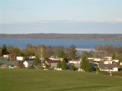 una pequeña ciudad con un lago en el fondo en Bungalow "Sonnenschein" en Wustrow