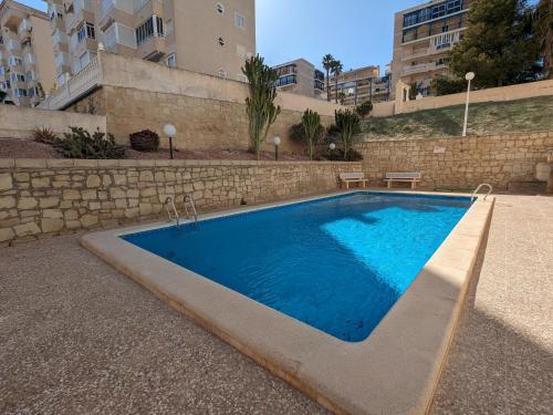 een zwembad in het midden van een gebouw bij Apartamento sol y dunas in Arenales del Sol