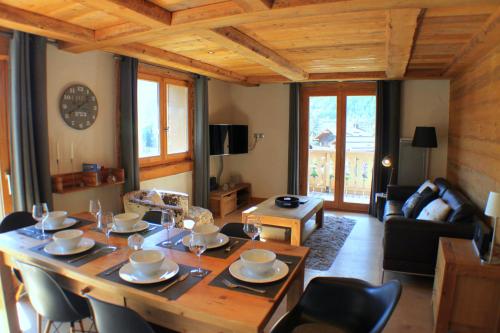 ein Wohnzimmer mit einem Holztisch und Stühlen in der Unterkunft Apartment Planards in Chamonix-Mont-Blanc