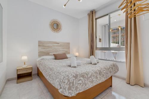 ein Schlafzimmer mit einem großen Bett und einem Fenster in der Unterkunft Vistamarina B109 By IVI Real Estate in Torremolinos