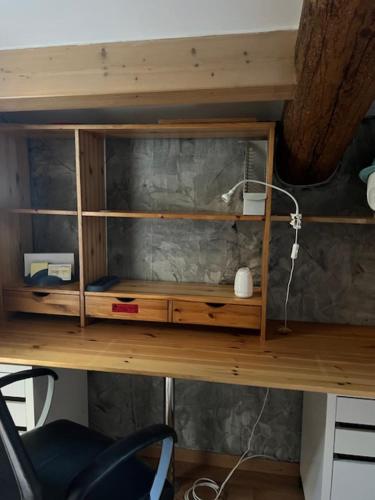 Habitación con escritorio de madera y silla. en Les lauriers rouge, en Peyriac-de-Mer