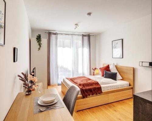 1 dormitorio con cama, mesa y ventana en Spacious and Comfort Home, en Ibadán