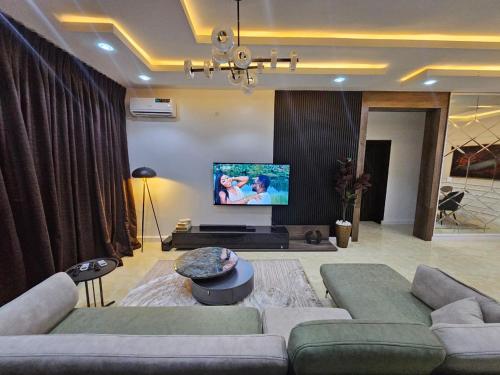 TV a/nebo společenská místnost v ubytování Genesis Grid Homes "Aspen"