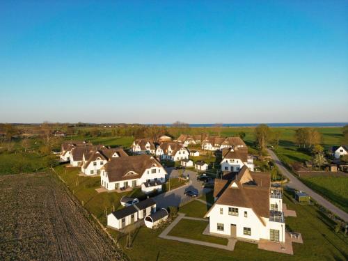 una vista aérea de un pueblo con casas en Inseldomizil Stolpe - Urlaub unter Reet auf Usedom, en Stolpe auf Usedom