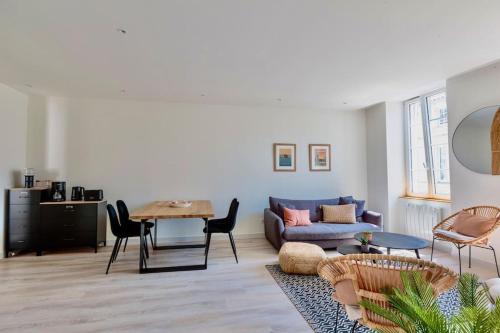 un salon avec un canapé et une table dans l'établissement Le Gambetta - La Rochelle centre 3 *, à La Rochelle