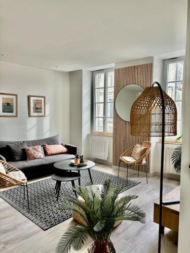 un salon avec un canapé et une table dans l'établissement Le Gambetta - La Rochelle centre 3 *, à La Rochelle