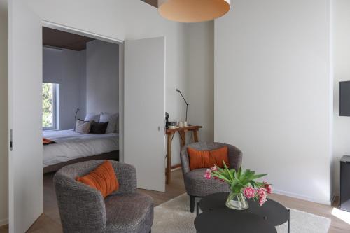 sala de estar con 2 sillas y 1 cama en Residence9Bruges en Bruges