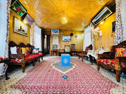 sala de estar con sofás y alfombra roja en N Group of Houseboat, en Srinagar