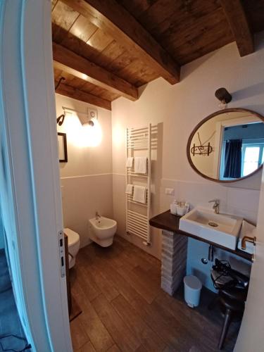 バルディにあるB&B Il Pozzo e la Macinaのバスルーム(洗面台、トイレ、鏡付)