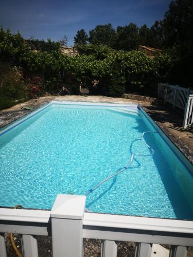 une piscine avec un tuyau dans l'eau dans l'établissement Propriété 2 Mas, Piscine Parking, 10 Pers, à Mudaison
