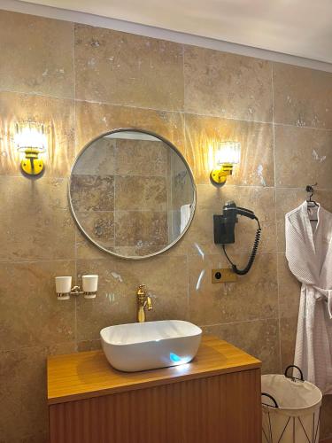 une salle de bain avec un lavabo et un miroir dans l'établissement Domaine Victoria, à SantʼAntonino