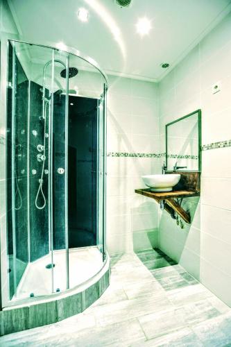 une salle de bain avec douche et lavabo dans l'établissement Studio Longchamp, à Marseille