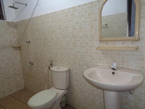 a bathroom with a toilet and a sink at Saranga Holiday Inn in Wellawaya