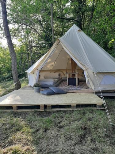 une tente assise sur une plate-forme en bois dans un champ dans l'établissement Rifugio Manfre Bivouac Tent, à Belpasso