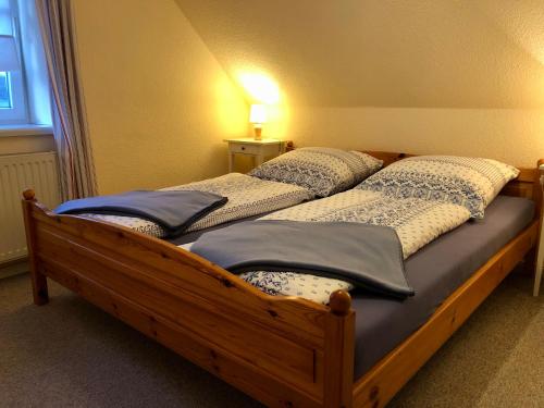 2 camas individuais com almofadas num quarto em Ferienwohnung Margret und Kord Hedder em Bispingen