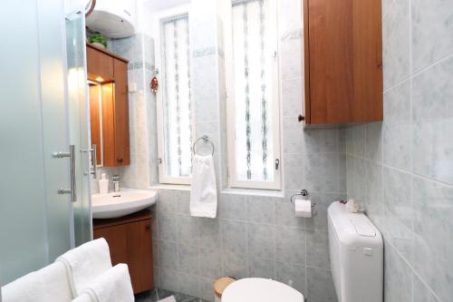 bagno con servizi igienici e lavandino di Apartment Anka a Opatija