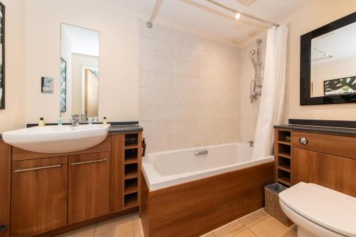 łazienka z umywalką, wanną i toaletą w obiekcie Pass the Keys Most Popular Location in Central Reading w mieście Reading