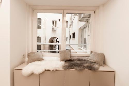 ブダペストにあるHeart of Budapest Apartmentの白毛布の窓側席