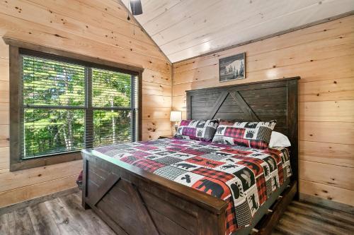 En eller flere senge i et værelse på Smoky Mountain Paradise