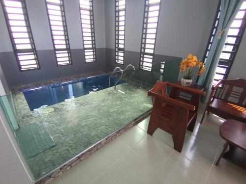 a bathroom with a jacuzzi tub in a room at Rhumah Sungai Belati in Simpang Empat