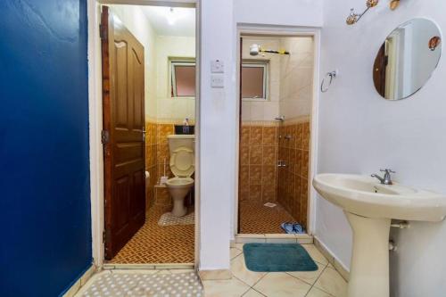 mała łazienka z umywalką i toaletą w obiekcie Azure Skyline Villa, 3BR Modern Condo Nakuru City. w mieście Nakuru
