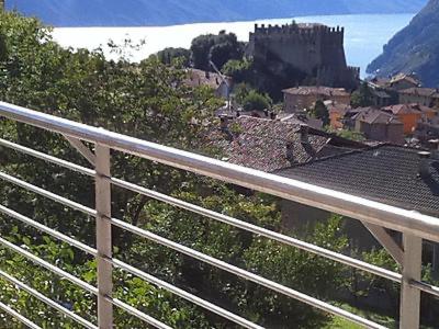 Blick auf eine Stadt mit einem Schloss auf einem Hügel in der Unterkunft Villa sogno Garda lake in Tenno