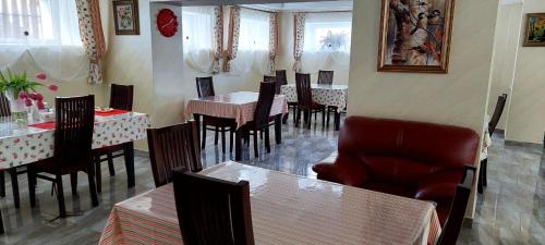 un comedor con mesas y sillas en un restaurante en Рутенія, en Skhidnytsya