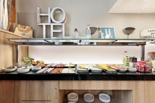 Una línea de buffet con muchos tipos diferentes de comida. en Hotel Best Aranea, en Barcelona